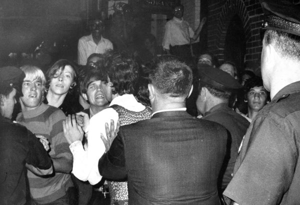 A tüntető tömeg a rendőrséggel szemben a Stonewall Inn klubnál 1969 nyarán New York Cityben.